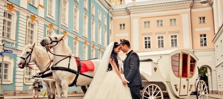 Wedding in carriage wallpaper 720x320