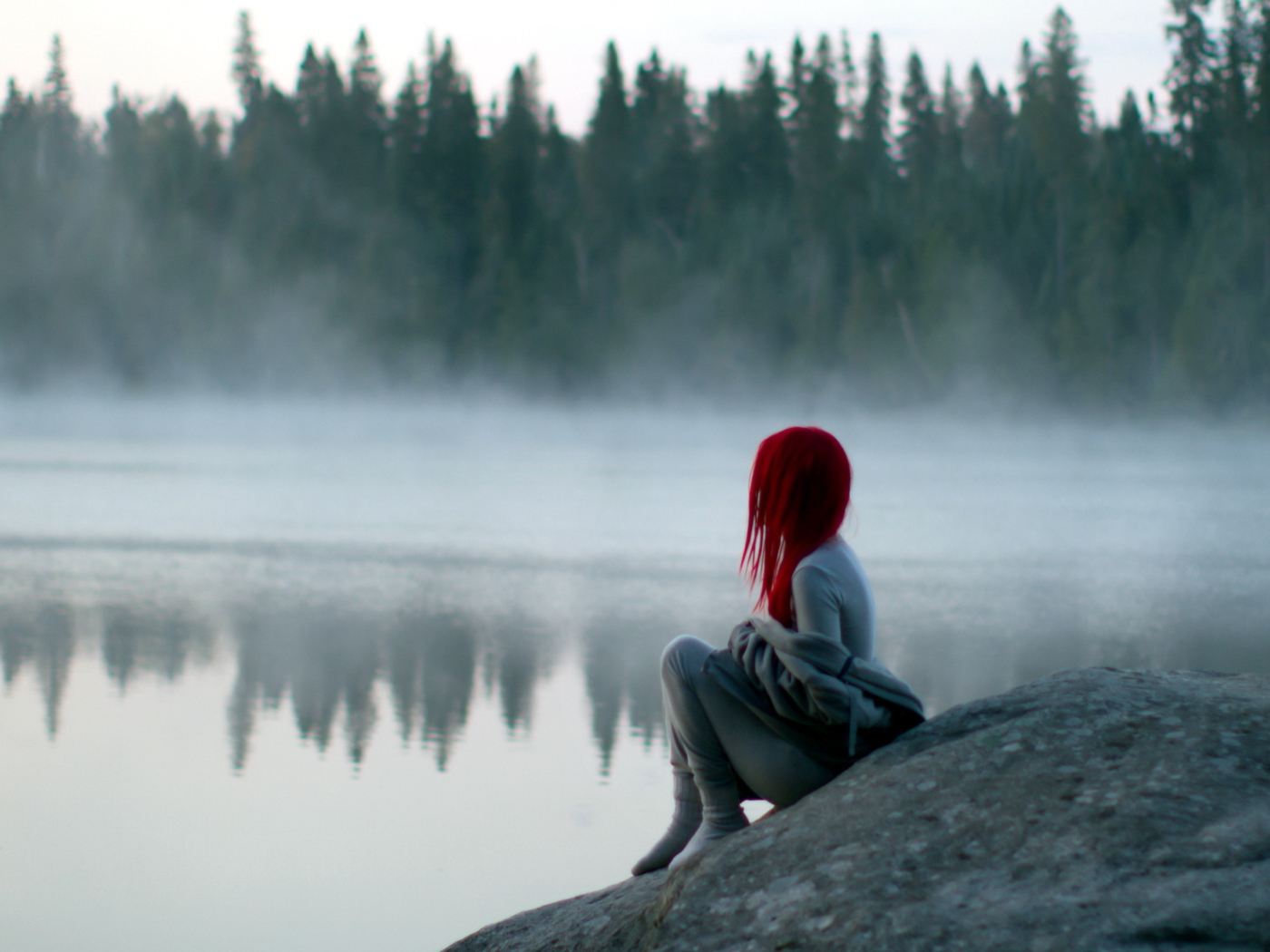 Fondo de pantalla Girl With Red Hair And Lake Fog 1400x1050