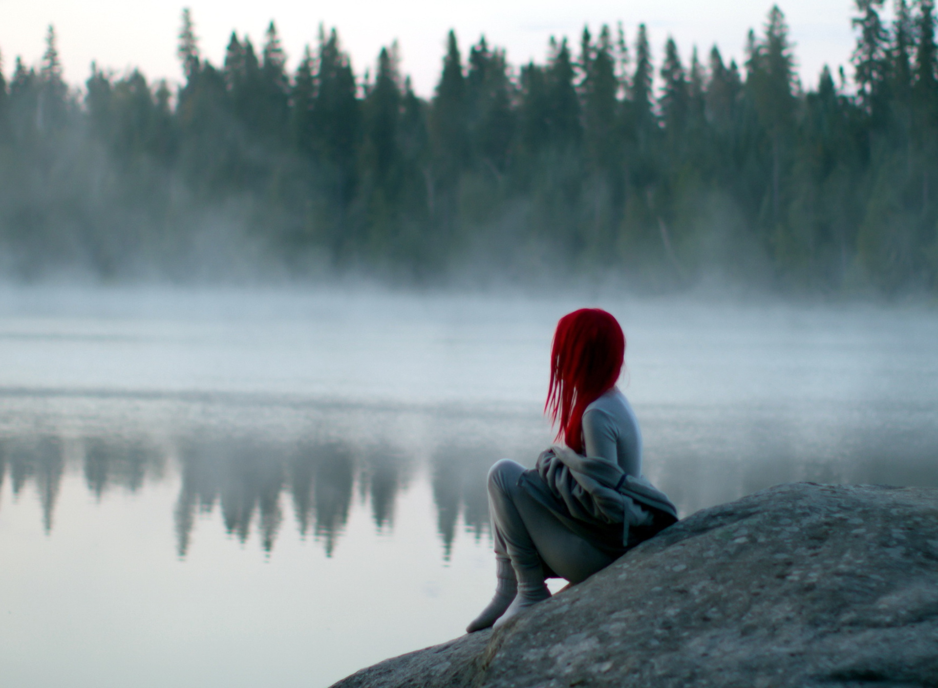 Fondo de pantalla Girl With Red Hair And Lake Fog 1920x1408