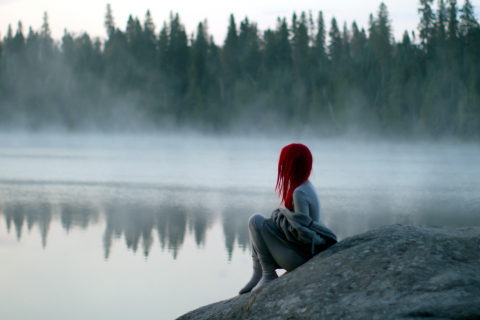 Fondo de pantalla Girl With Red Hair And Lake Fog 480x320