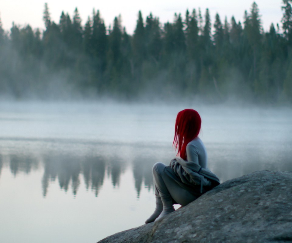 Fondo de pantalla Girl With Red Hair And Lake Fog 960x800