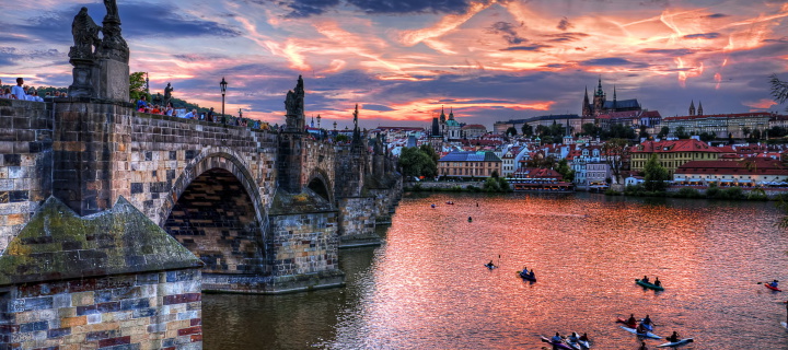 Das Charles Bridge in Prague Wallpaper 720x320