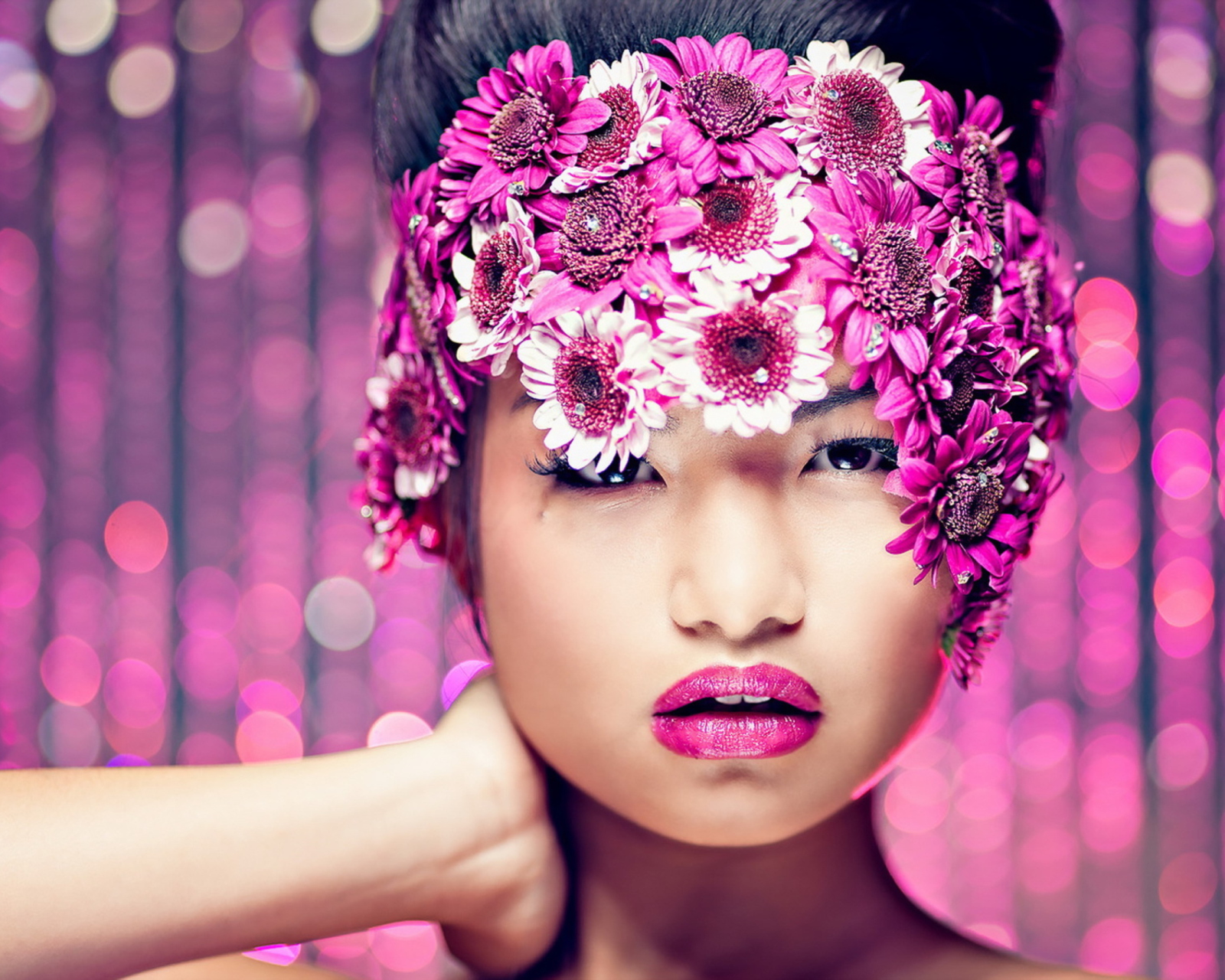 Обои Asian Fashion Model With Pink Flower Wreath 1600x1280