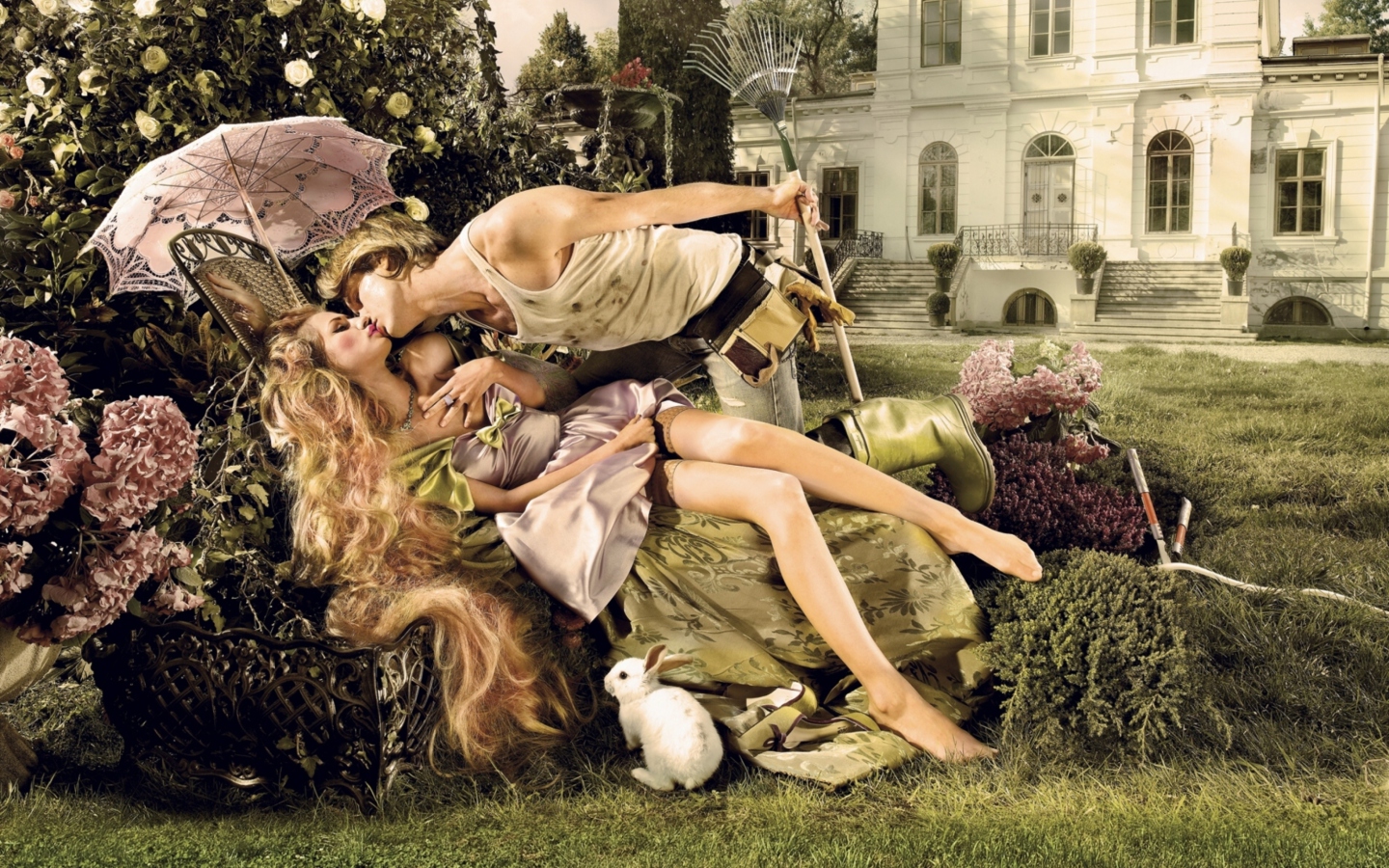 Das Scene With Kiss In Garden Wallpaper 1440x900