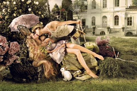Das Scene With Kiss In Garden Wallpaper 480x320