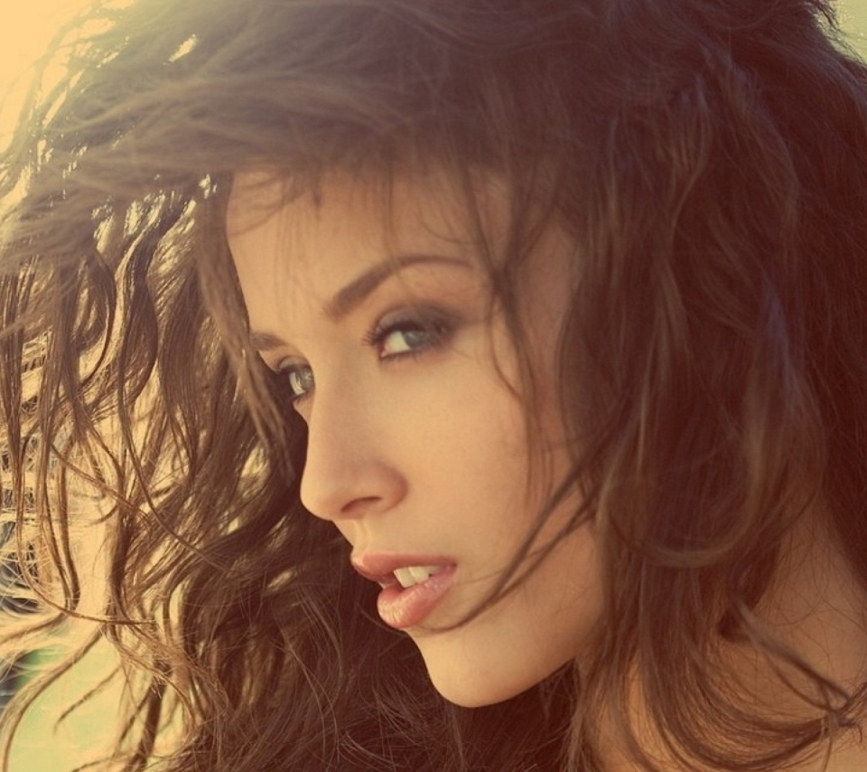 Beautiful Brunette Girl screenshot #1 960x854