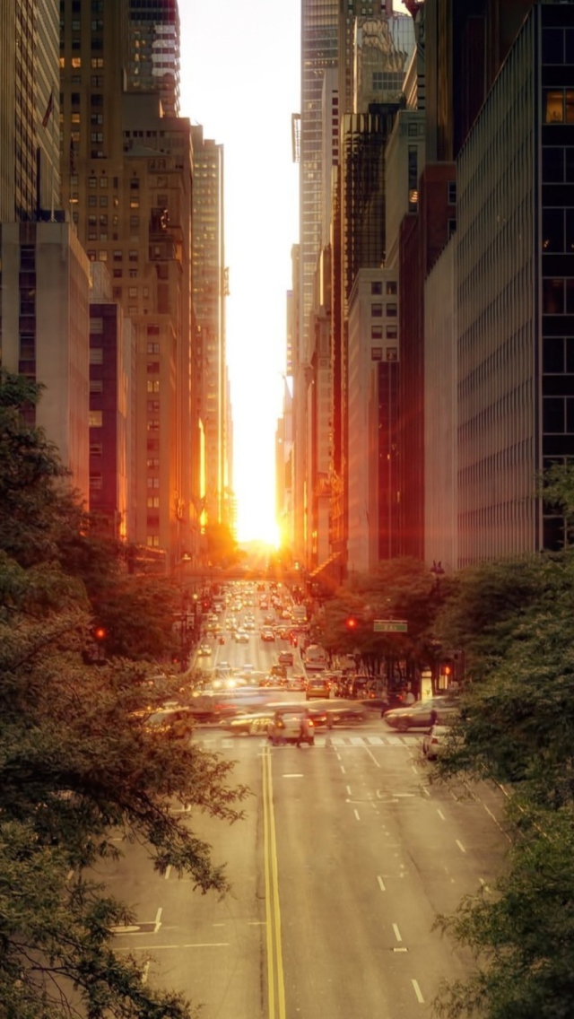 Das Sun Rising Over Street Wallpaper 640x1136