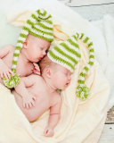 Sfondi Cute Babies In Green Hats Sleeping 128x160