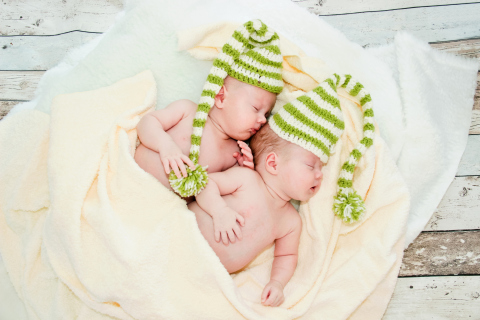 Обои Cute Babies In Green Hats Sleeping 480x320