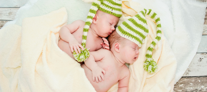 Обои Cute Babies In Green Hats Sleeping 720x320