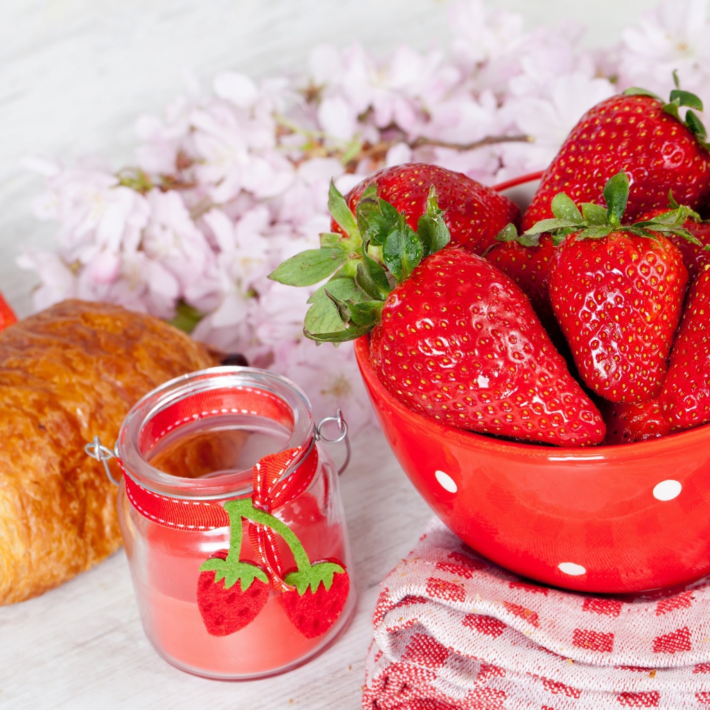 Sfondi Strawberry, jam and croissant 1024x1024