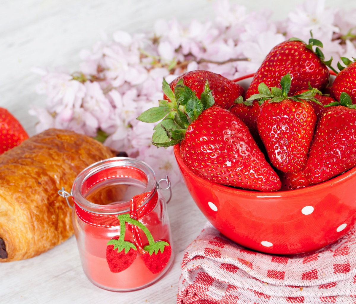 Das Strawberry, jam and croissant Wallpaper 1200x1024