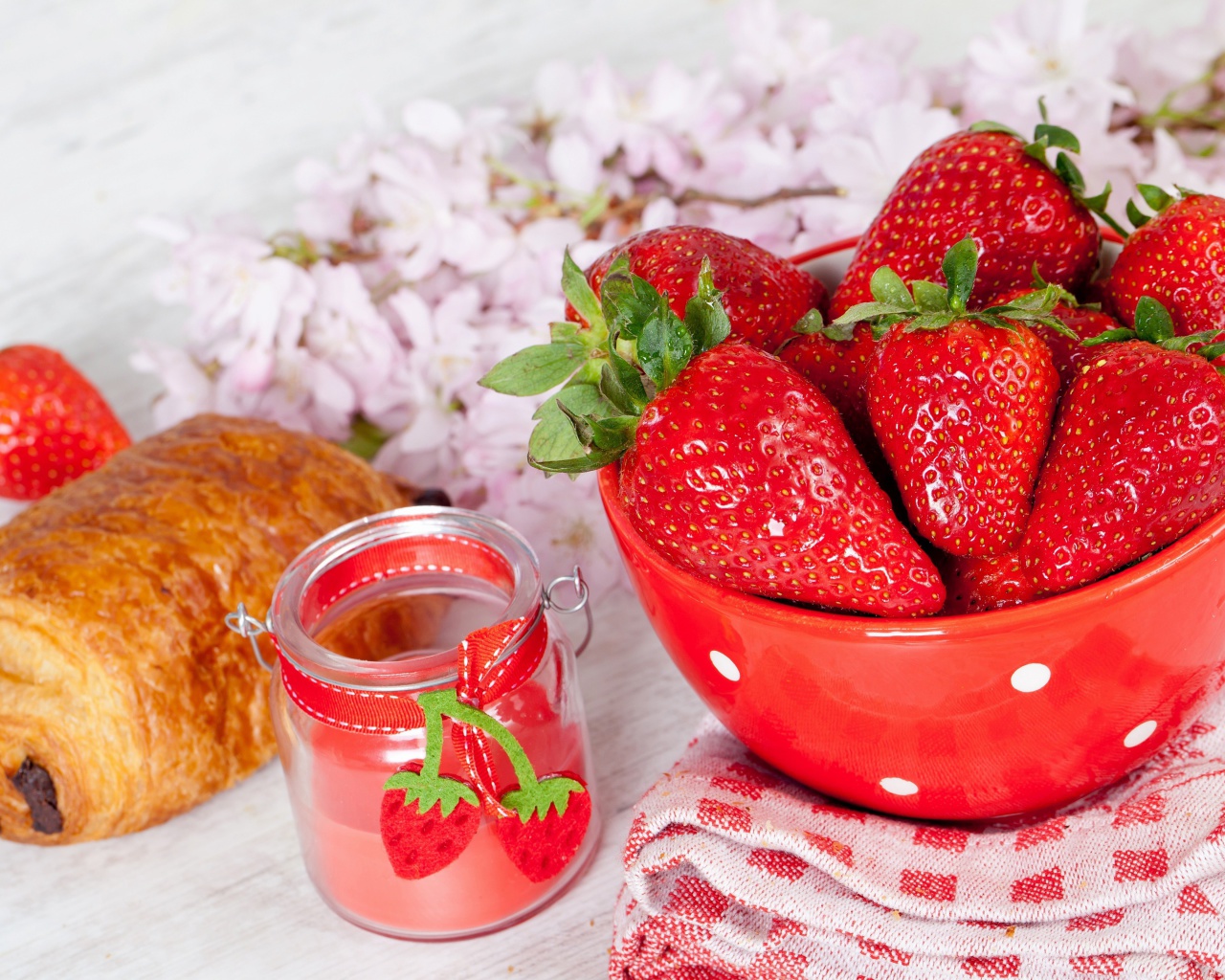 Sfondi Strawberry, jam and croissant 1280x1024
