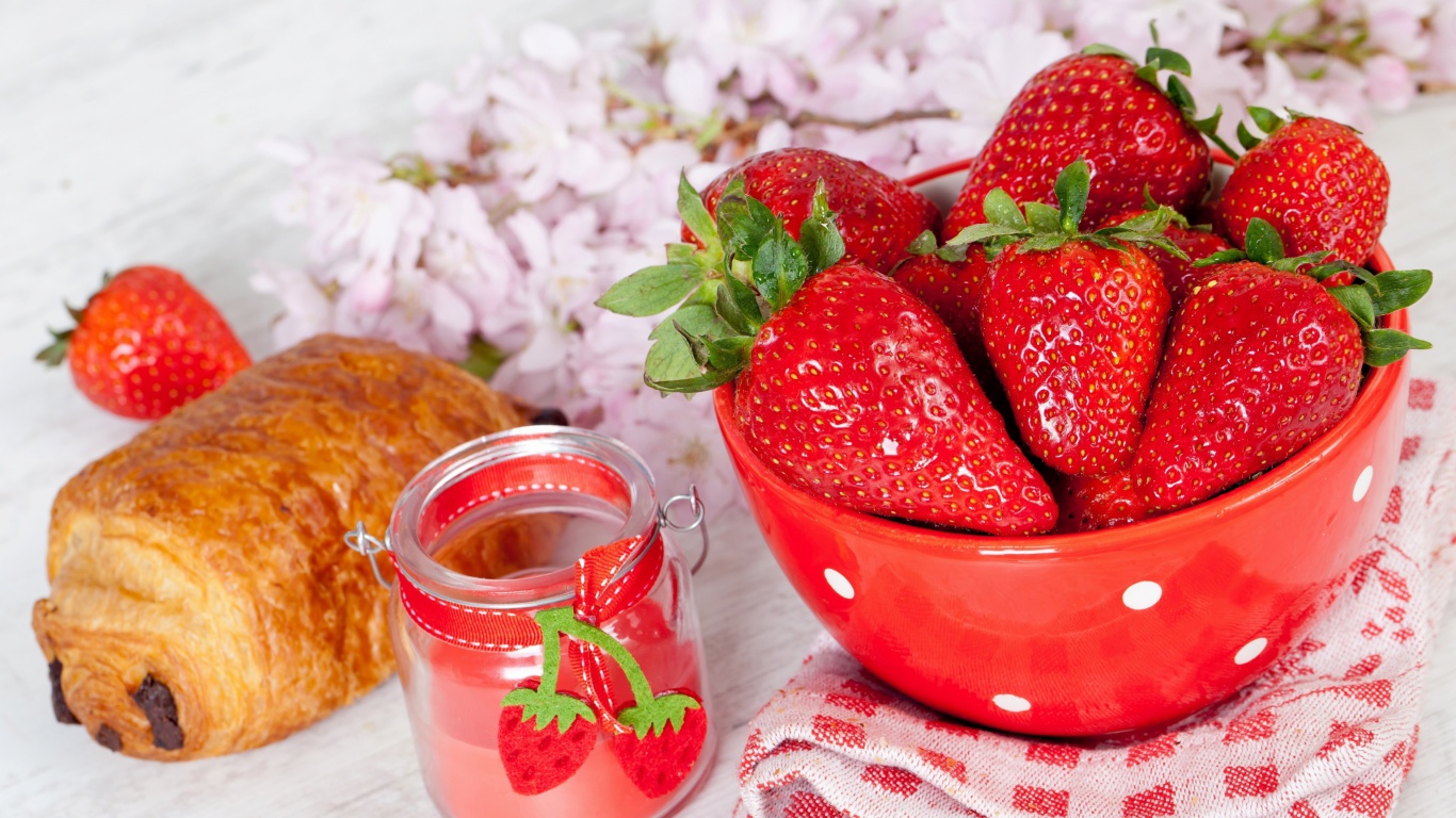 Das Strawberry, jam and croissant Wallpaper 1366x768
