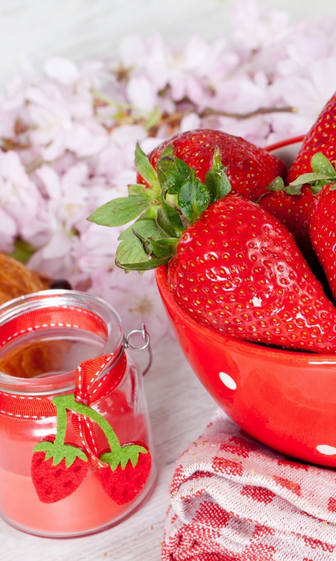 Strawberry, jam and croissant wallpaper 480x800