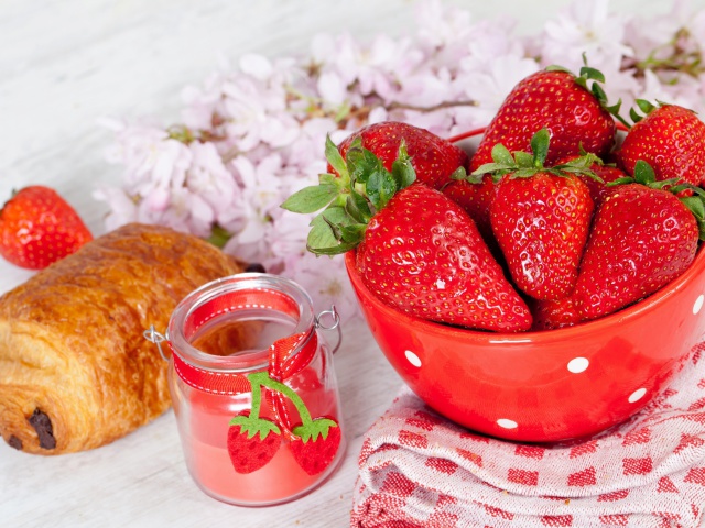 Обои Strawberry, jam and croissant 640x480