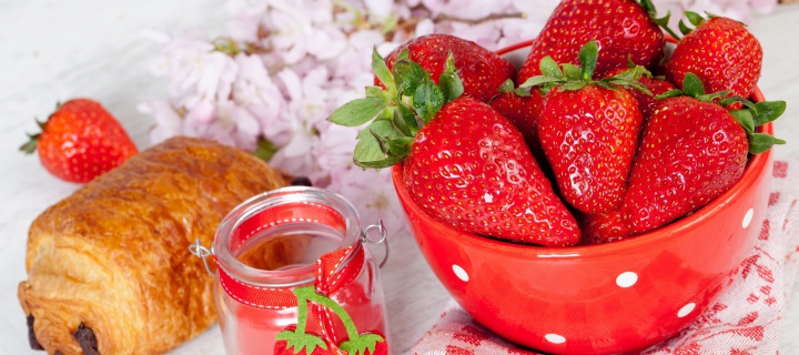 Strawberry, jam and croissant wallpaper 720x320