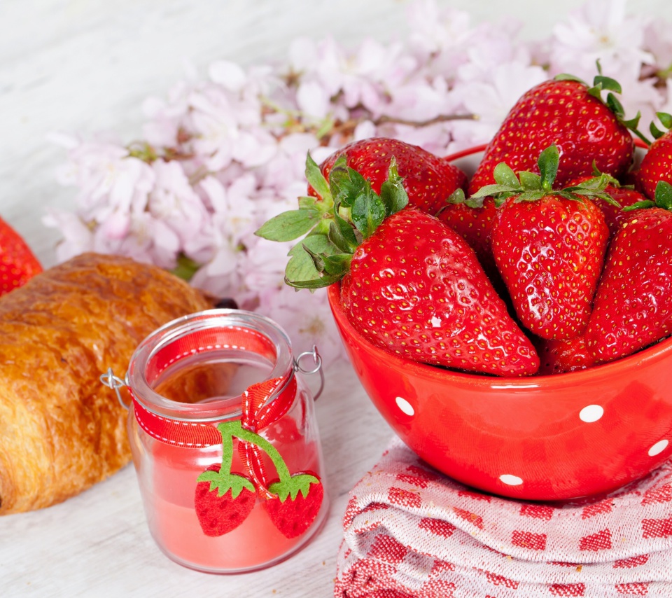 Strawberry, jam and croissant wallpaper 960x854