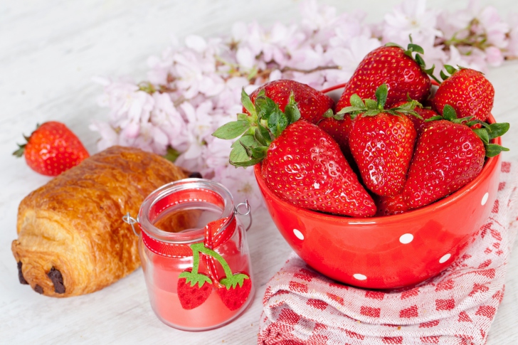 Das Strawberry, jam and croissant Wallpaper