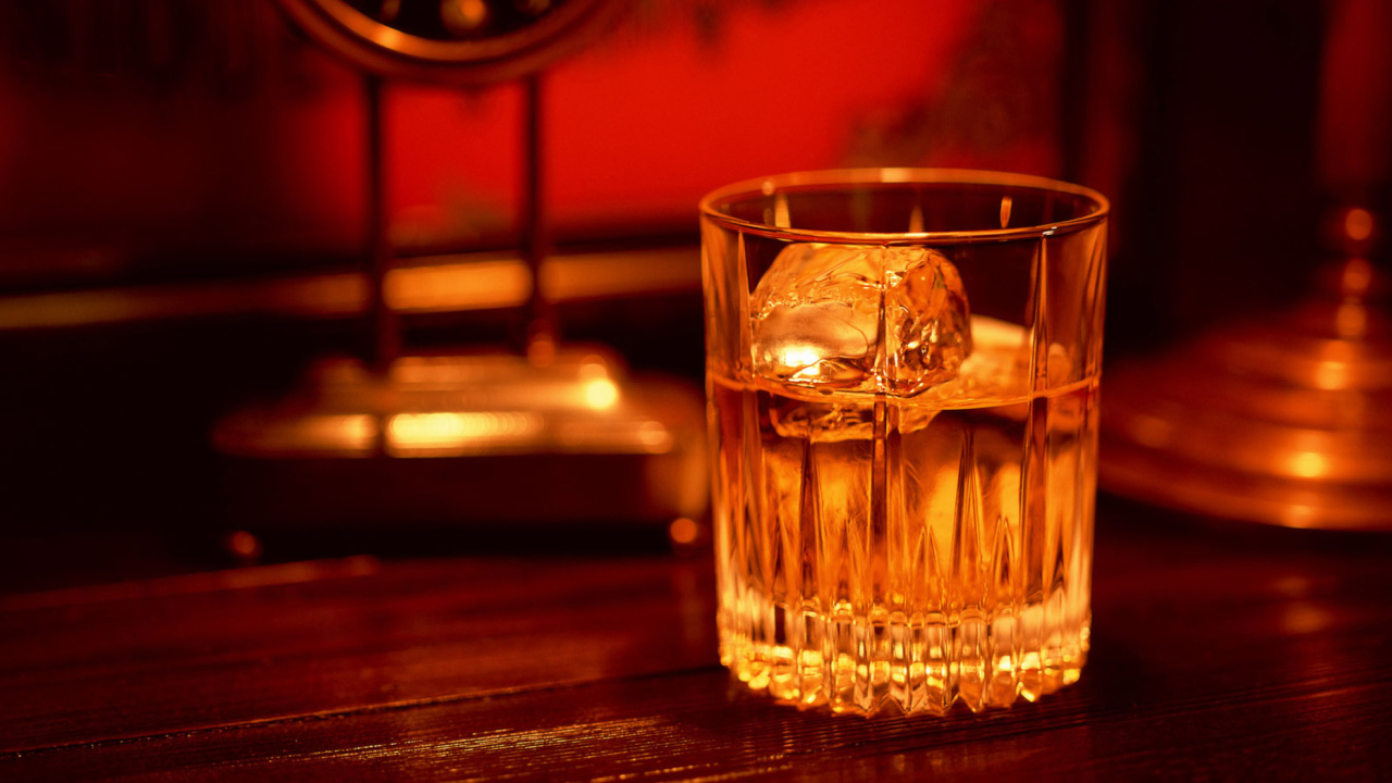 Das Whiskey With Ice Wallpaper 1280x720