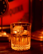 Sfondi Whiskey With Ice 176x220