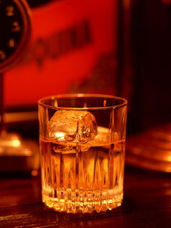 Das Whiskey With Ice Wallpaper 240x320