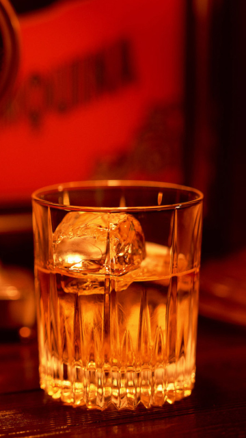 Das Whiskey With Ice Wallpaper 360x640