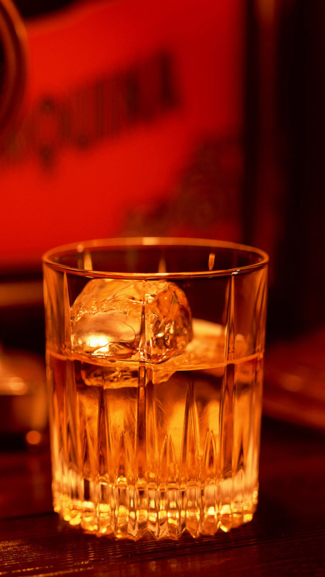 Das Whiskey With Ice Wallpaper 640x1136
