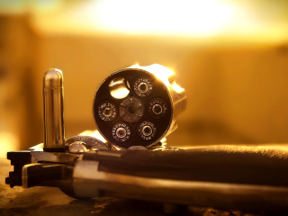 Fondo de pantalla Revolver with Handgun Cartridges 320x240