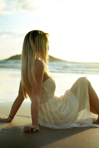 Blonde on Beach wallpaper 320x480