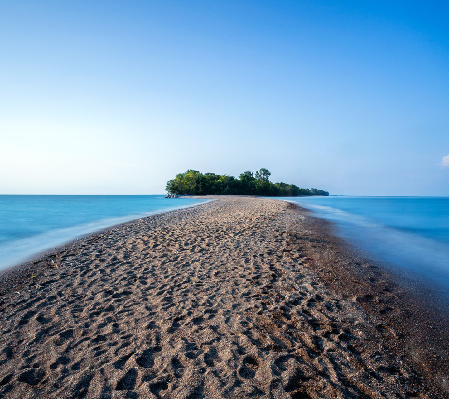 Sfondi Lonely Island In Ocean 1440x1280