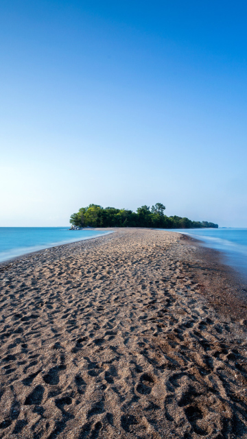 Sfondi Lonely Island In Ocean 360x640