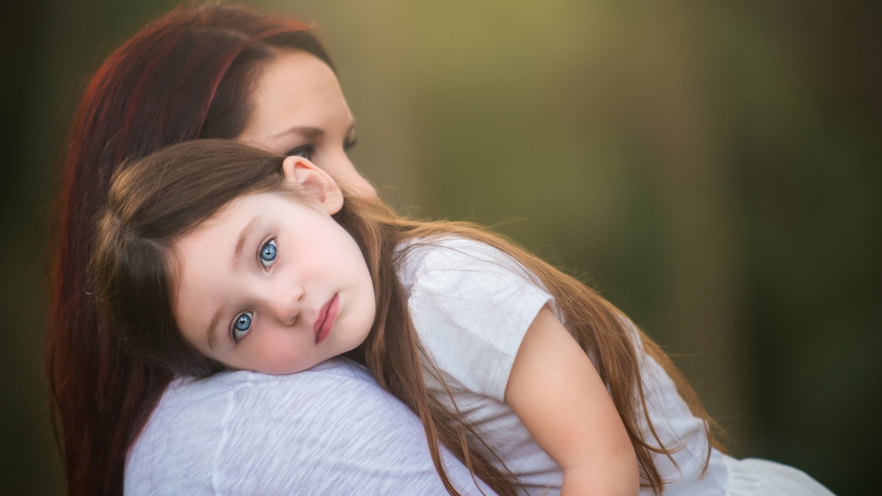 Mom And Daughter With Blue Eyes wallpaper 1280x720