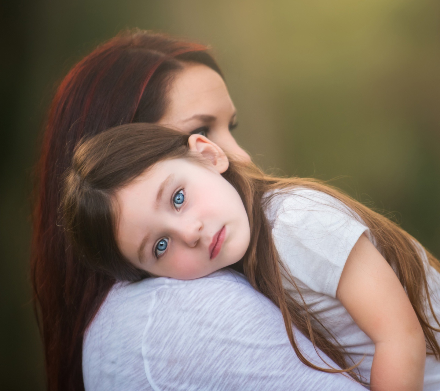 Fondo de pantalla Mom And Daughter With Blue Eyes 1440x1280