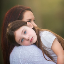 Mom And Daughter With Blue Eyes wallpaper 208x208