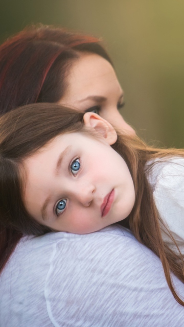 Das Mom And Daughter With Blue Eyes Wallpaper 360x640