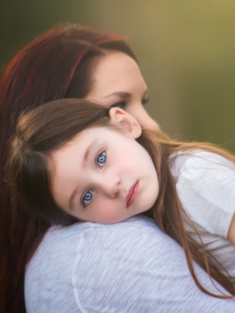 Mom And Daughter With Blue Eyes screenshot #1 480x640