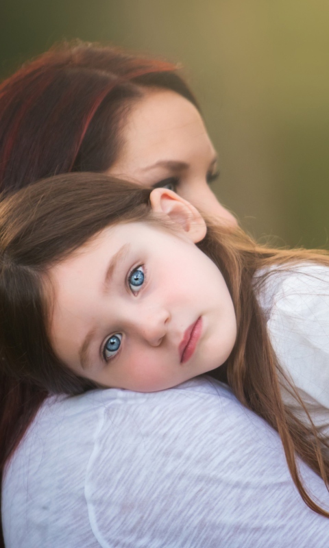 Fondo de pantalla Mom And Daughter With Blue Eyes 480x800