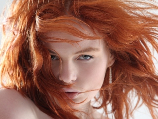 Das Redhead Model Wallpaper 320x240