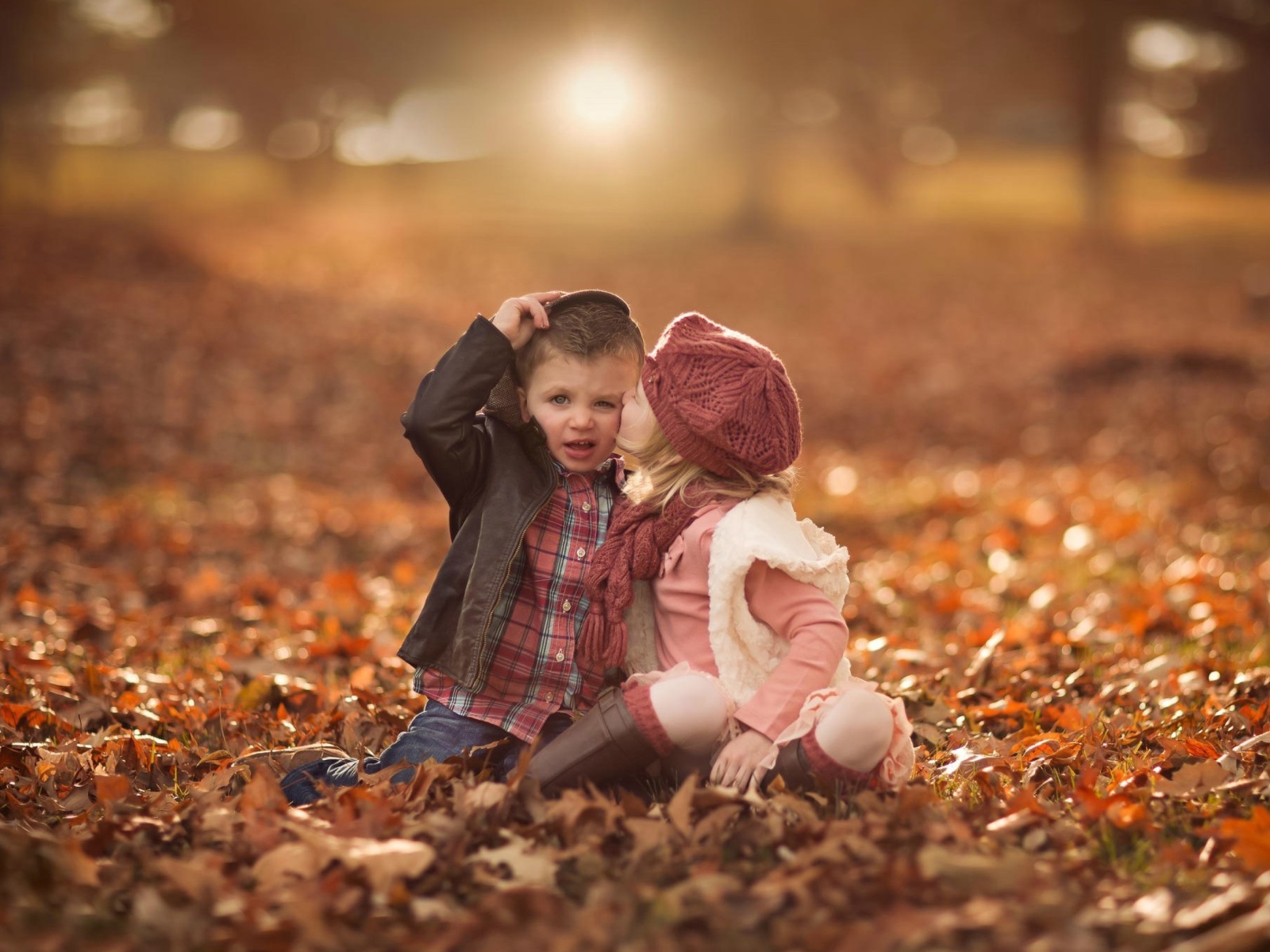 Das Boy and Girl in Autumn Garden Wallpaper 1600x1200