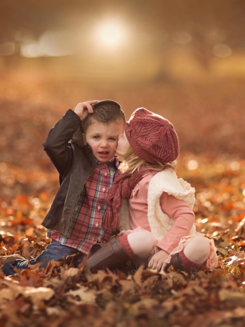 Fondo de pantalla Boy and Girl in Autumn Garden 480x640