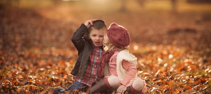 Sfondi Boy and Girl in Autumn Garden 720x320