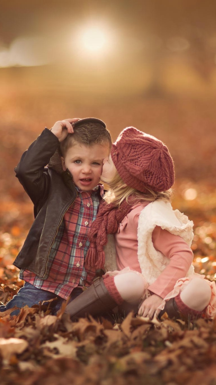 Fondo de pantalla Boy and Girl in Autumn Garden 750x1334