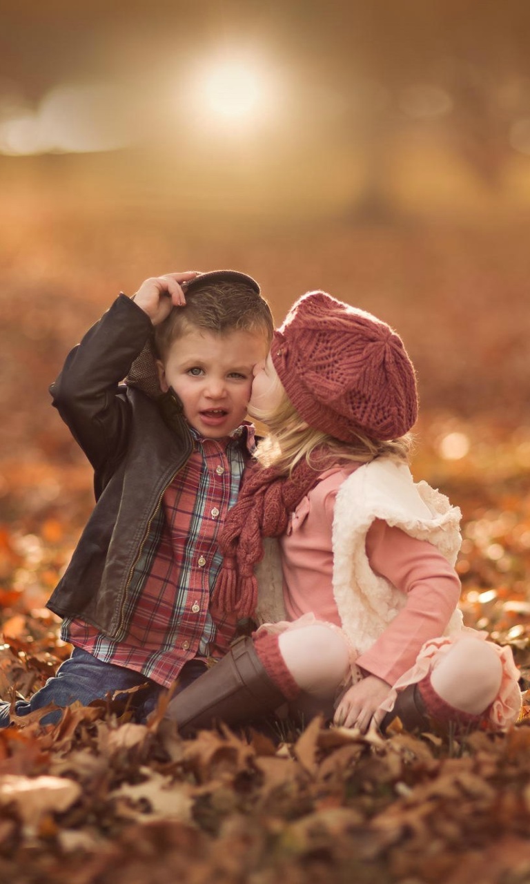Fondo de pantalla Boy and Girl in Autumn Garden 768x1280