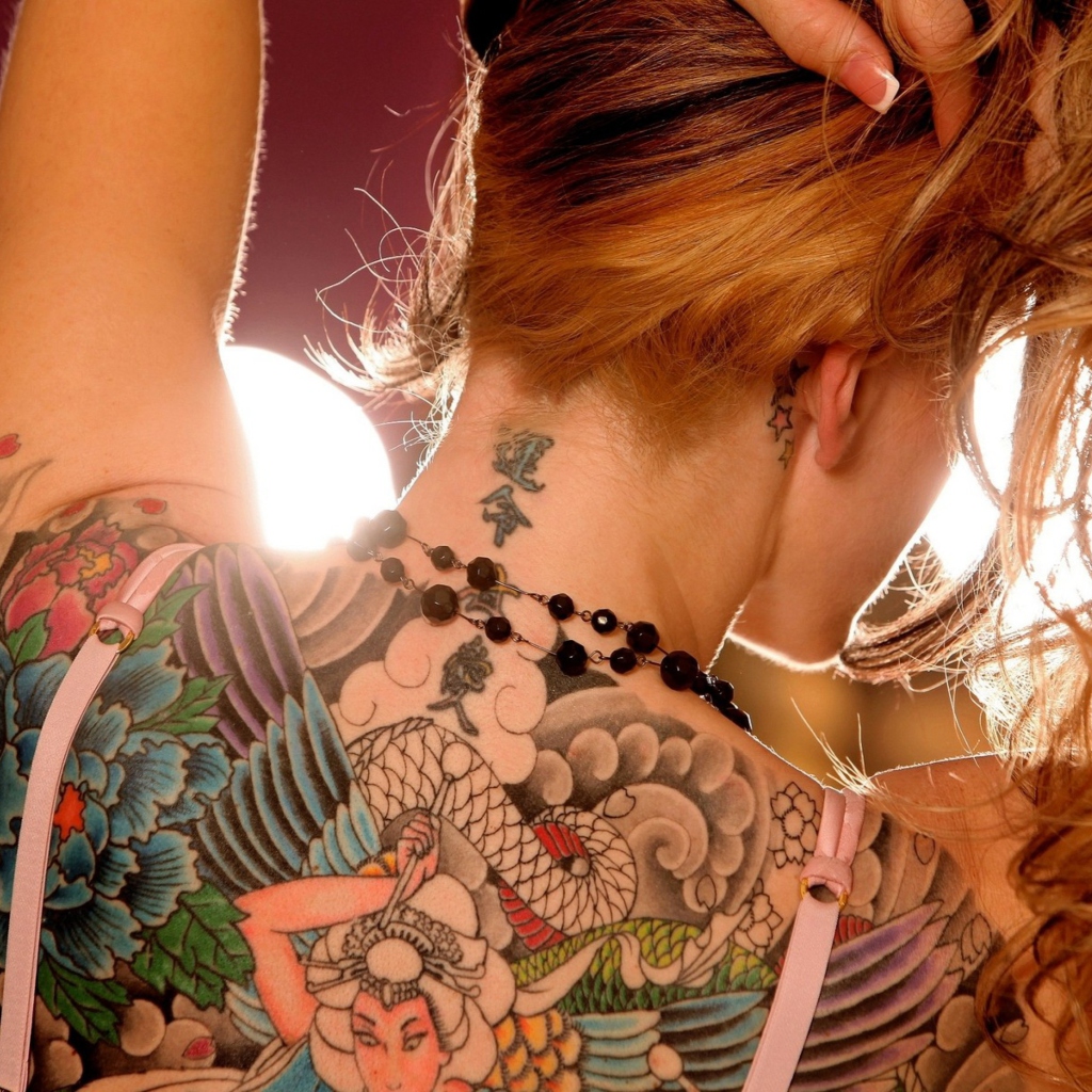 Das Tattooed Girl's Back Wallpaper 1024x1024