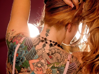 Das Tattooed Girl's Back Wallpaper 320x240