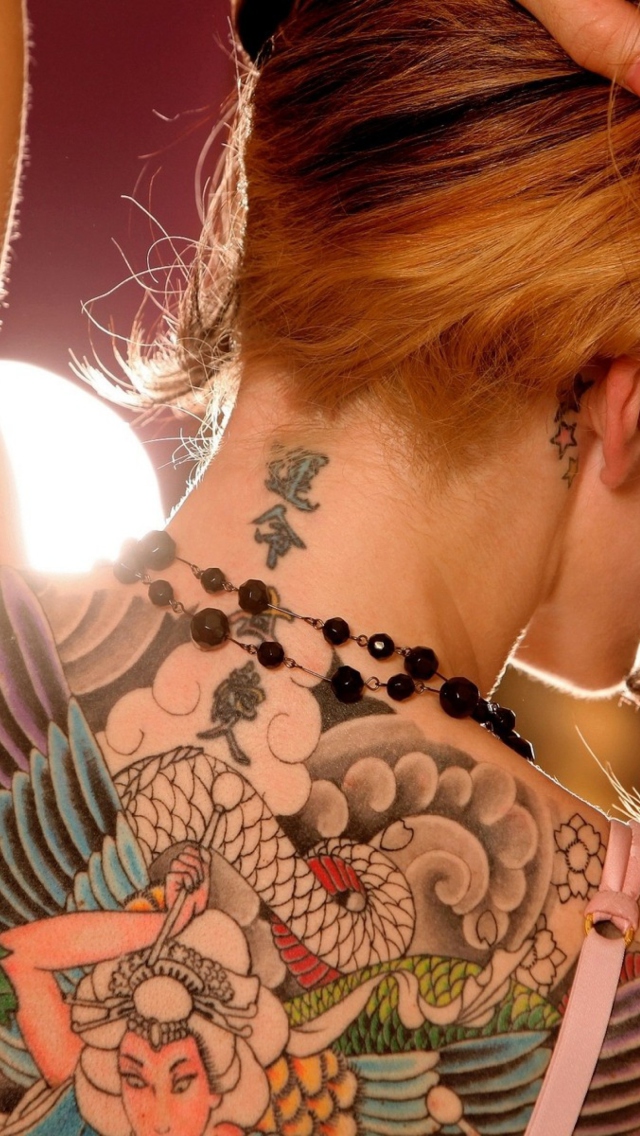 Das Tattooed Girl's Back Wallpaper 640x1136