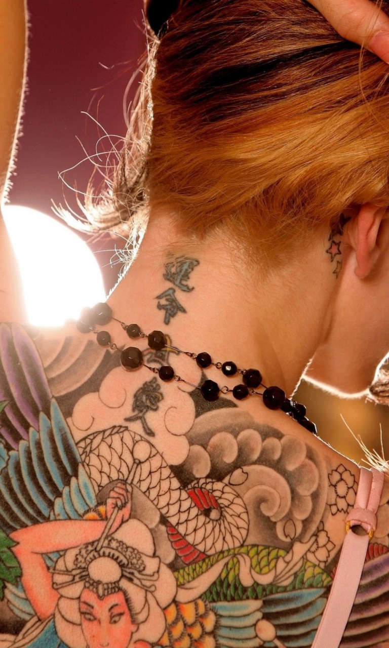Das Tattooed Girl's Back Wallpaper 768x1280