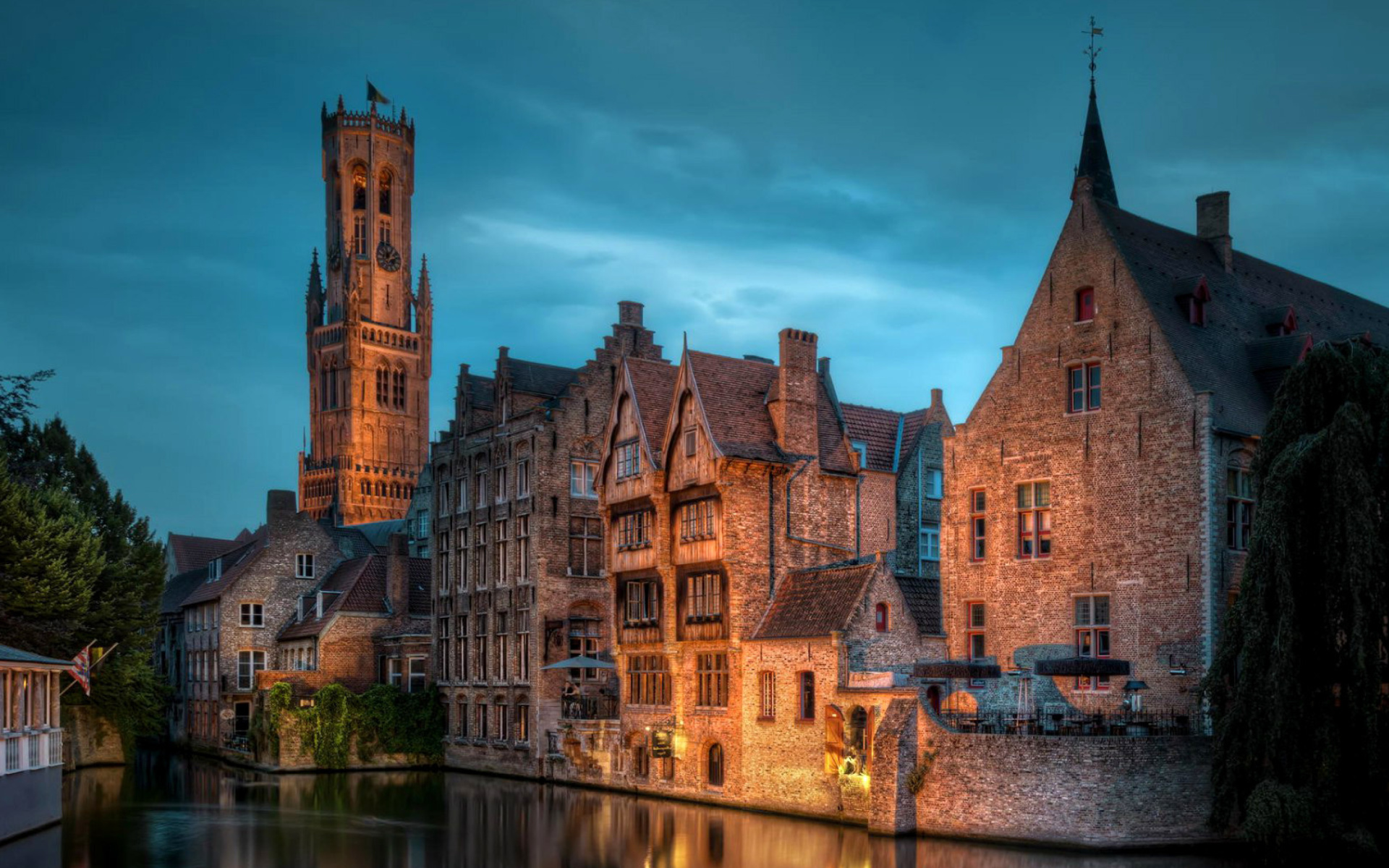 Bruges city on canal wallpaper 1920x1200