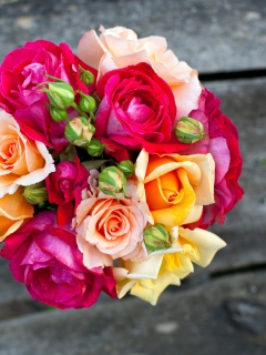 Fondo de pantalla Amazing Roses Bouquet 240x320